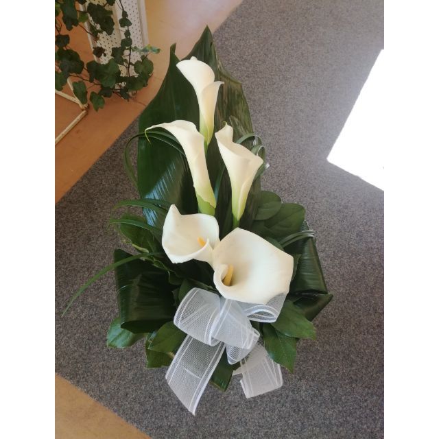Hautajaiskimppu valkoisilla liljoilla