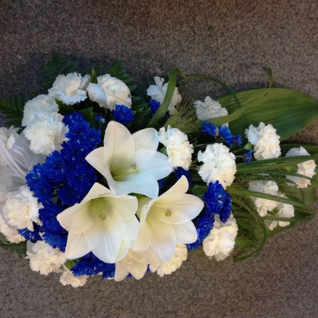 Hautajaiskukat sinisillä ja valkoisilla kukilla